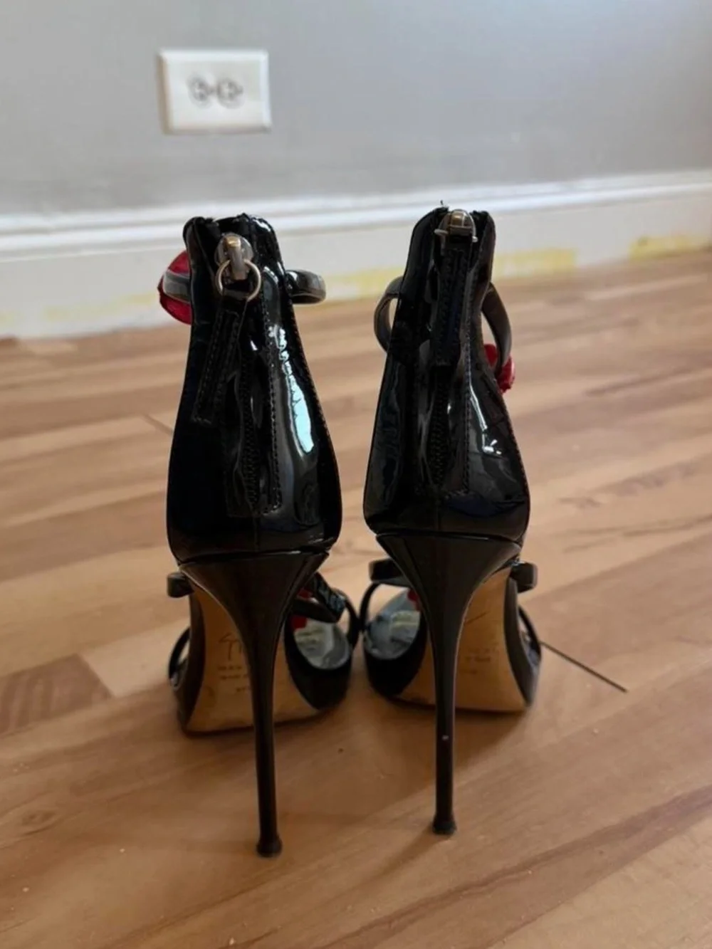 RARE 37.5 Giuseppe Zanotti Black Leather Red Lip-Accent Stiletto Sandals - Picture 2 of 5